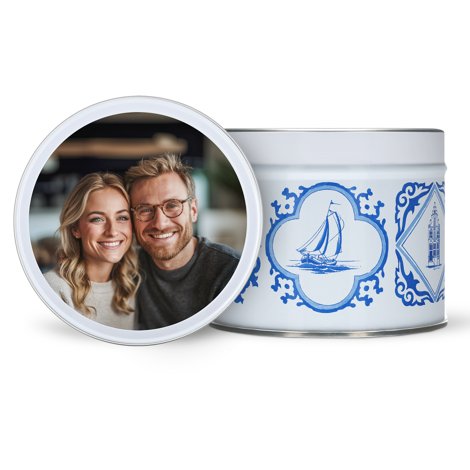 Stroopwafel dåse med trykt låg - Delft Blå - 230 gram - Daelmans. Dåsen har et personligt foto og Delft-blå mønster.