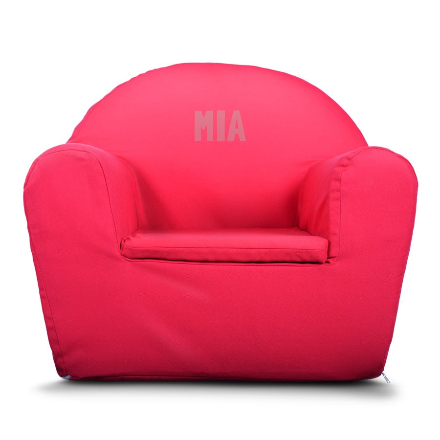 Poltroncina per bambini personalizzata rossa con nome MIA stampato in maiuscolo sullo schienale, per sorprendere chi vuoi.