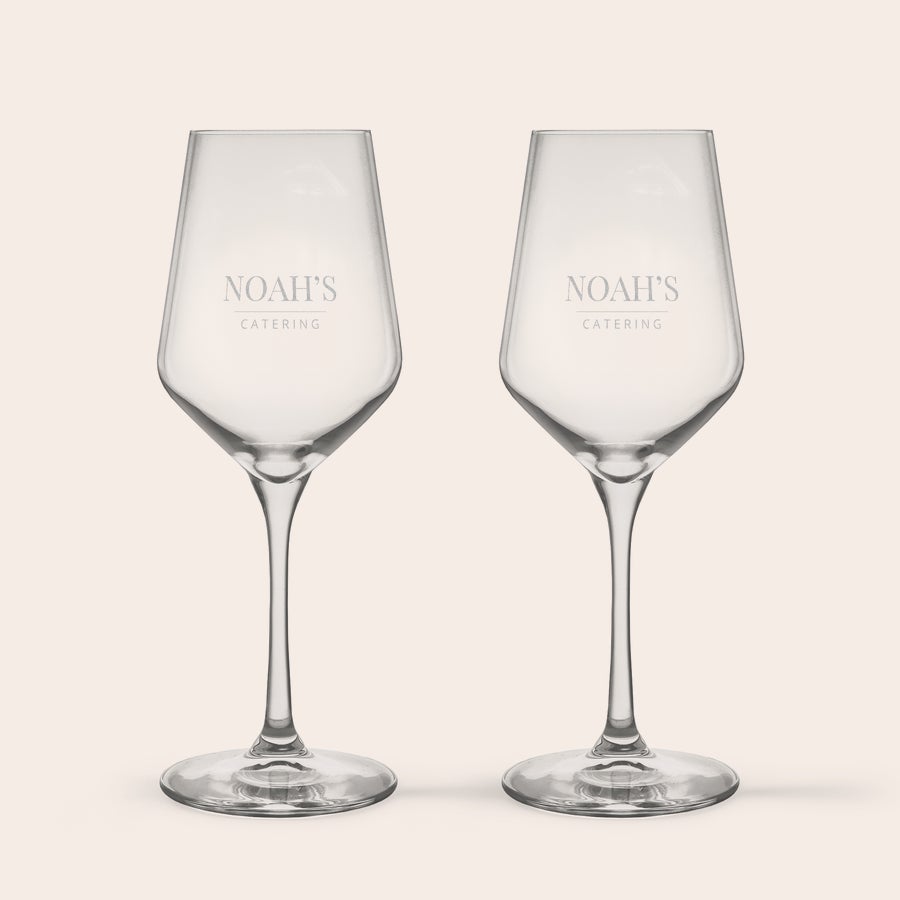Hvitvinsglass To krystallhvitvinsglass med teksten "Noah's Catering" lasergravert på hvert glass