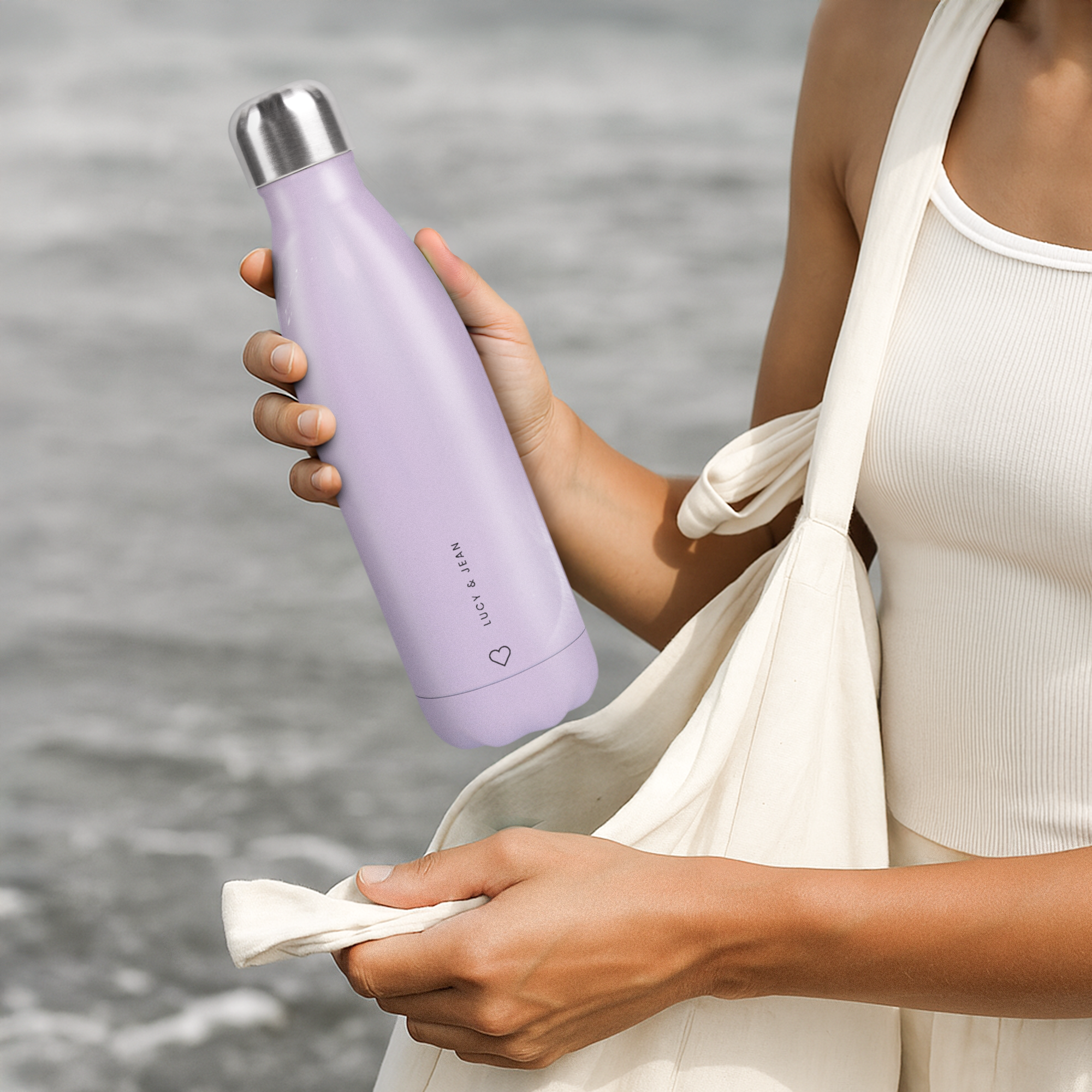 Gourde isotherme personnalisée lilas avec prénom Lucy et Jean imprimé et un cœur