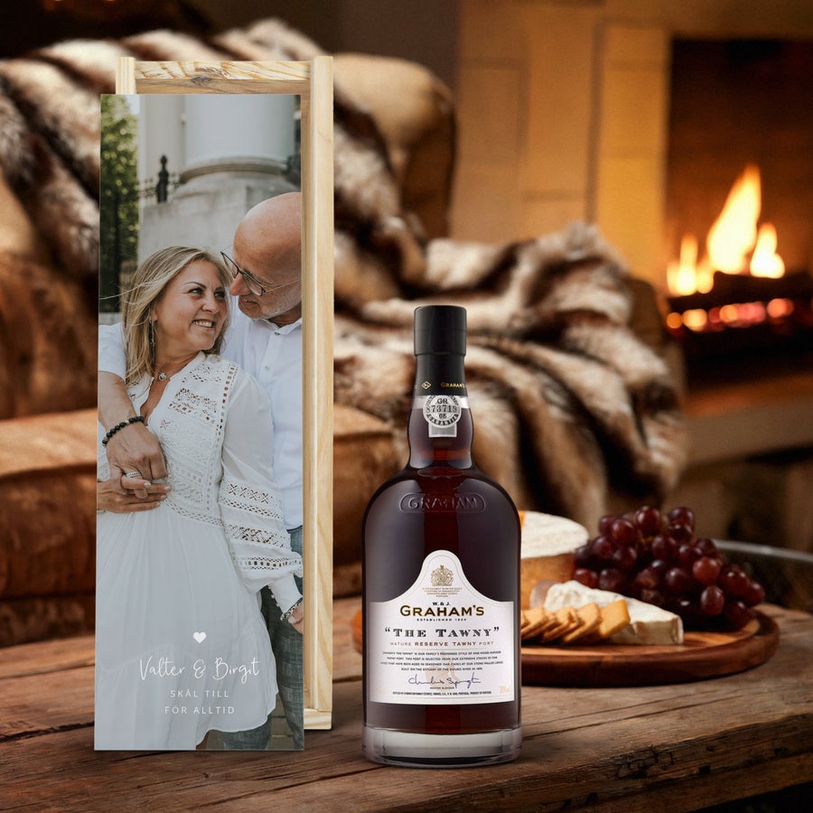 Personliga port Graham's - The Tawny Reserve Flaska Grahams The Tawny Reserve i ett personligt trähölje tryckt med ett par och texten "Valter & Birgit Skål till för alltid"