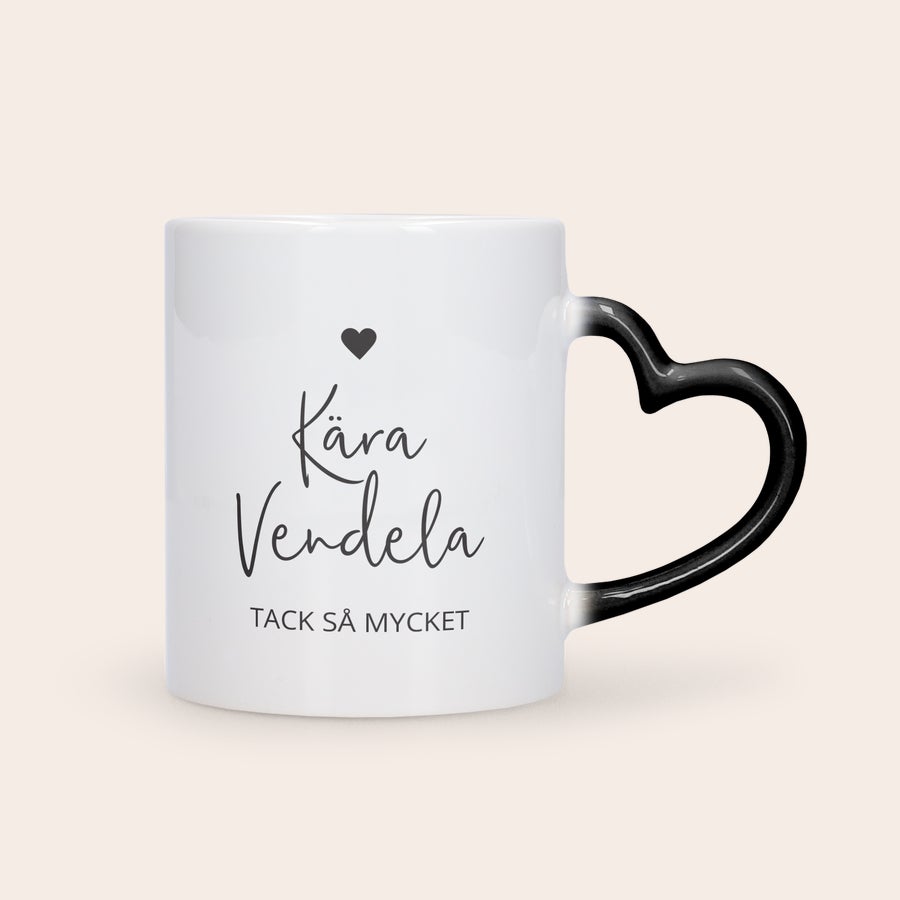 Magisk Mugg Vit personlig magisk mugg med hjärtformat handtag, tryckt med texten Kära Vendela och Tack så mycket.