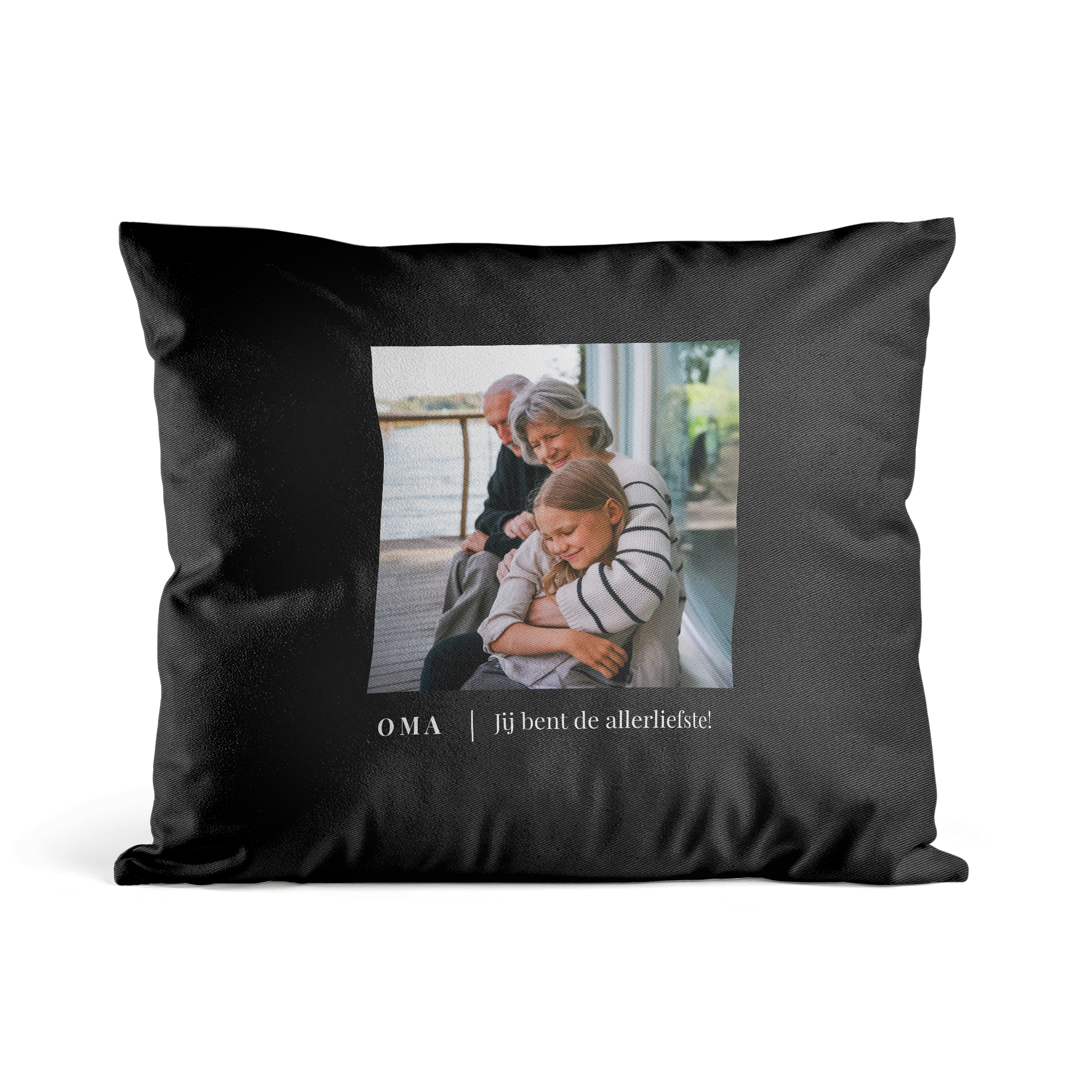 Kussensloop bedrukken Zwart 50 x 60 cm bedrukt met eigen foto en de tekst OMA Jij bent de allerliefste