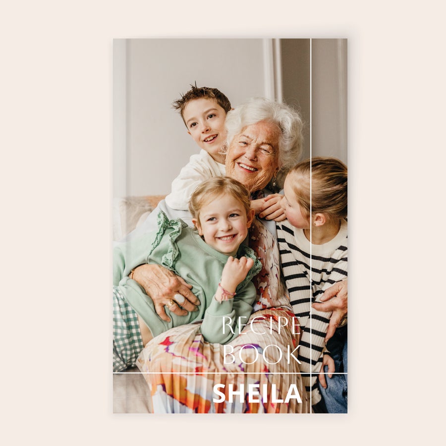 Zápisník Personalizovaný notebook s fotografií babičky a vnoučat, potištěný textem RECIPE BOOK a jménem SHEILA.