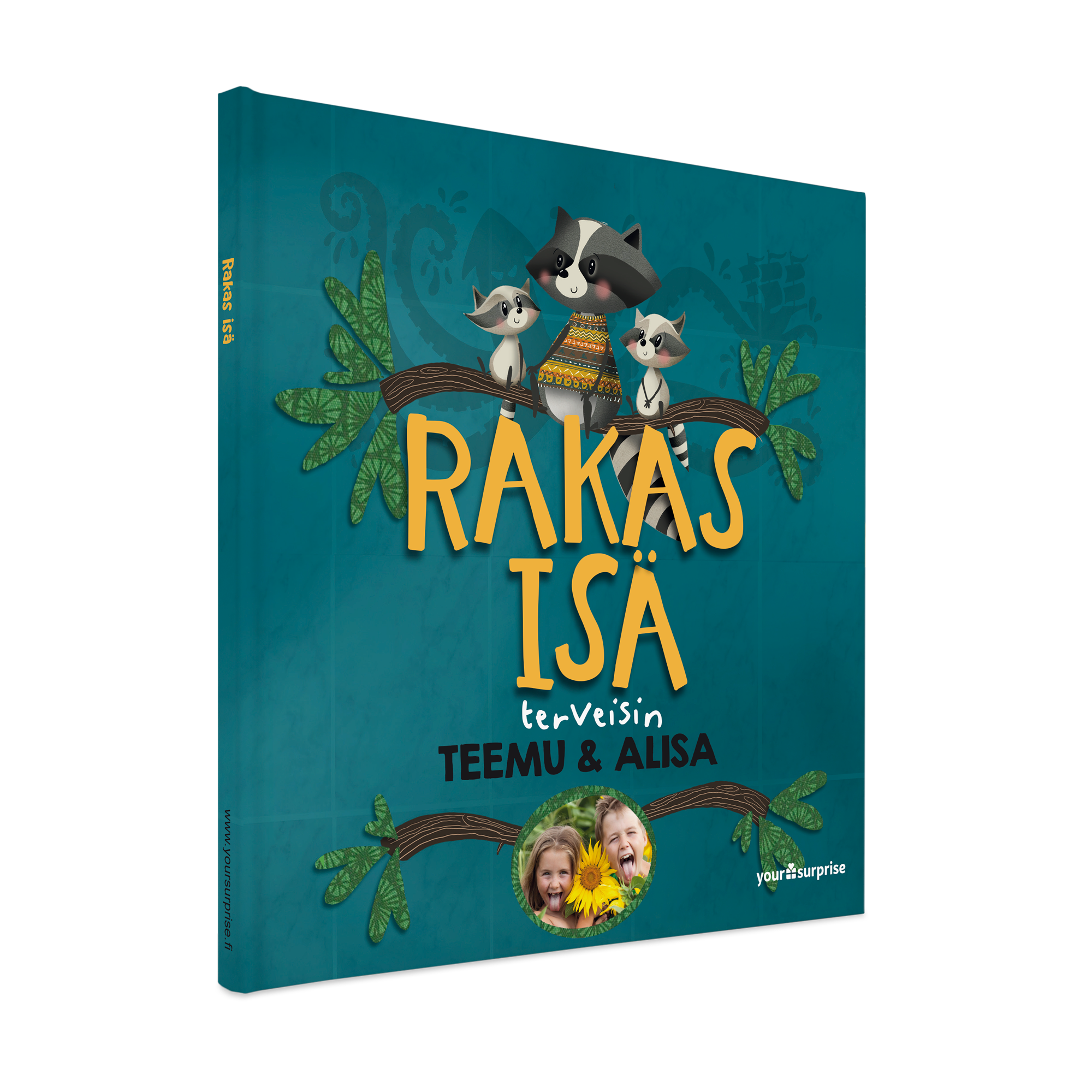 Yksilöitävä Rakas Isä -kirja, jonka kannessa on teksti "Rakas Isä terveisiin Teemu & Alisa", piirrettyjä pesukarhuja ja lasten valokuva.