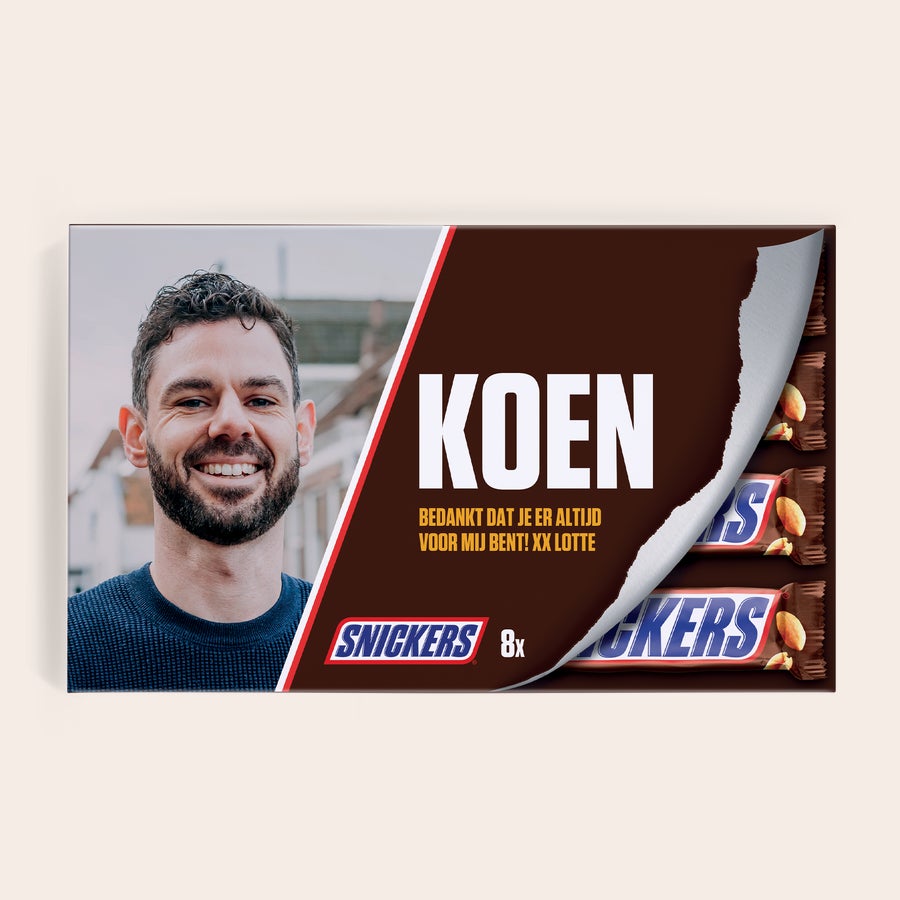 Gepersonaliseerde Snickers Repen Giftbox Snickers Bar Giftbox met naam en foto, gepersonaliseerd met een foto van een lachende man en tekst Koen, bedankt dat je er altijd voor mij bent! xx Lotte