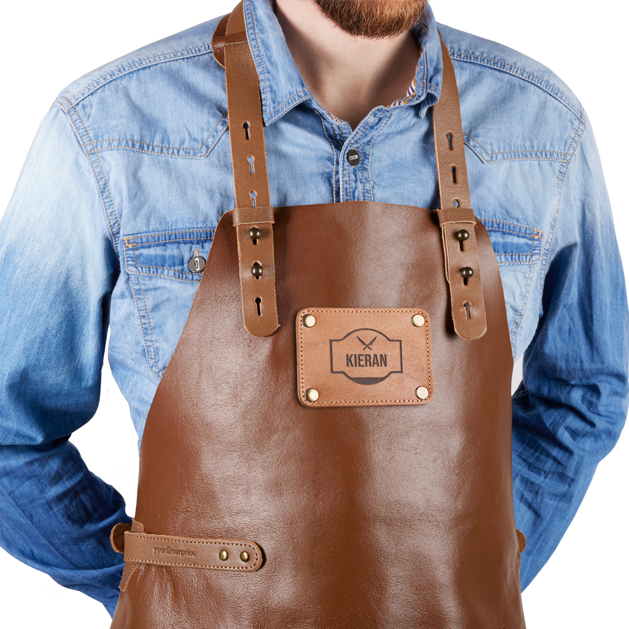 Grembiule in pelle con il nome Kieran inciso e simbolo di posate, indossato da una persona con camicia di jeans blu