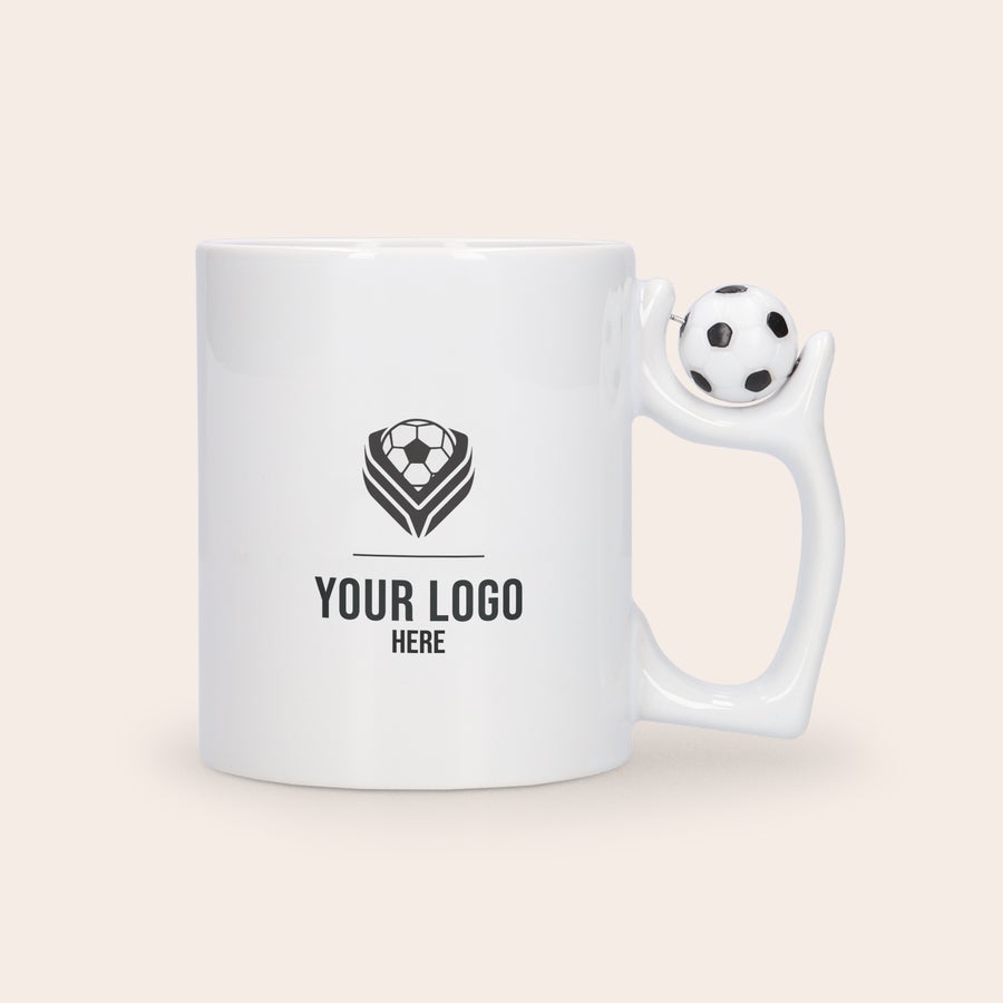Foto krus - fodbold Hvidt keramikkrus med fodboldhåndtag, personaliseret med dit billede og din tekst på krusets side.