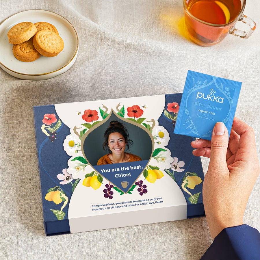 Osebno prilagojeni čaj Pukka Personaliziran darilni set čajev Pukka, natisnjen s fotografijo, imenom Chloe in sporočilom.