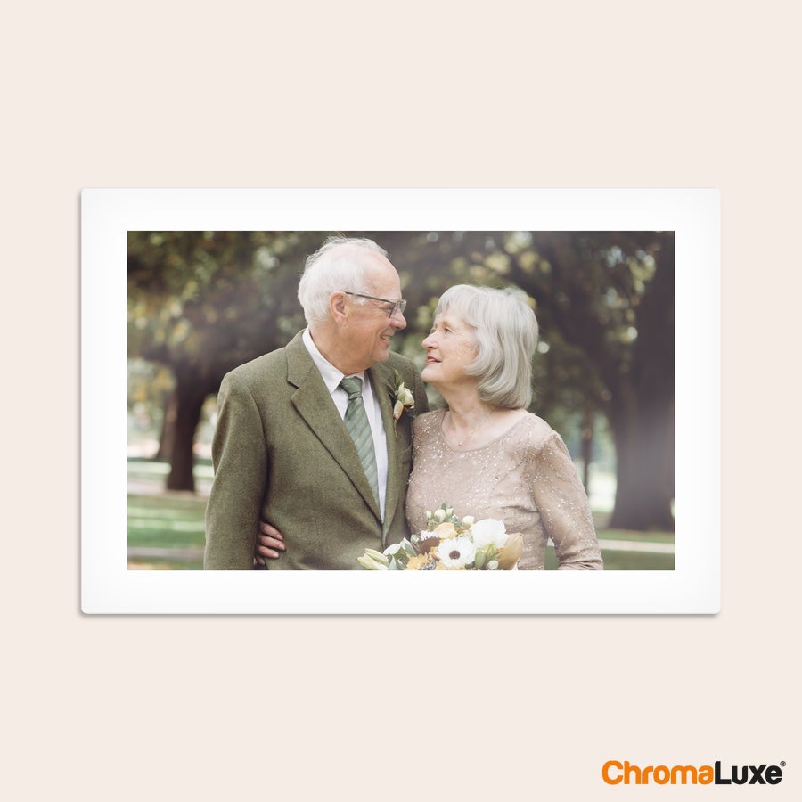 Aluminium fotopanel Chromaluxe aluminium fotoprint med billede af et smilende ældre par der holder en buket