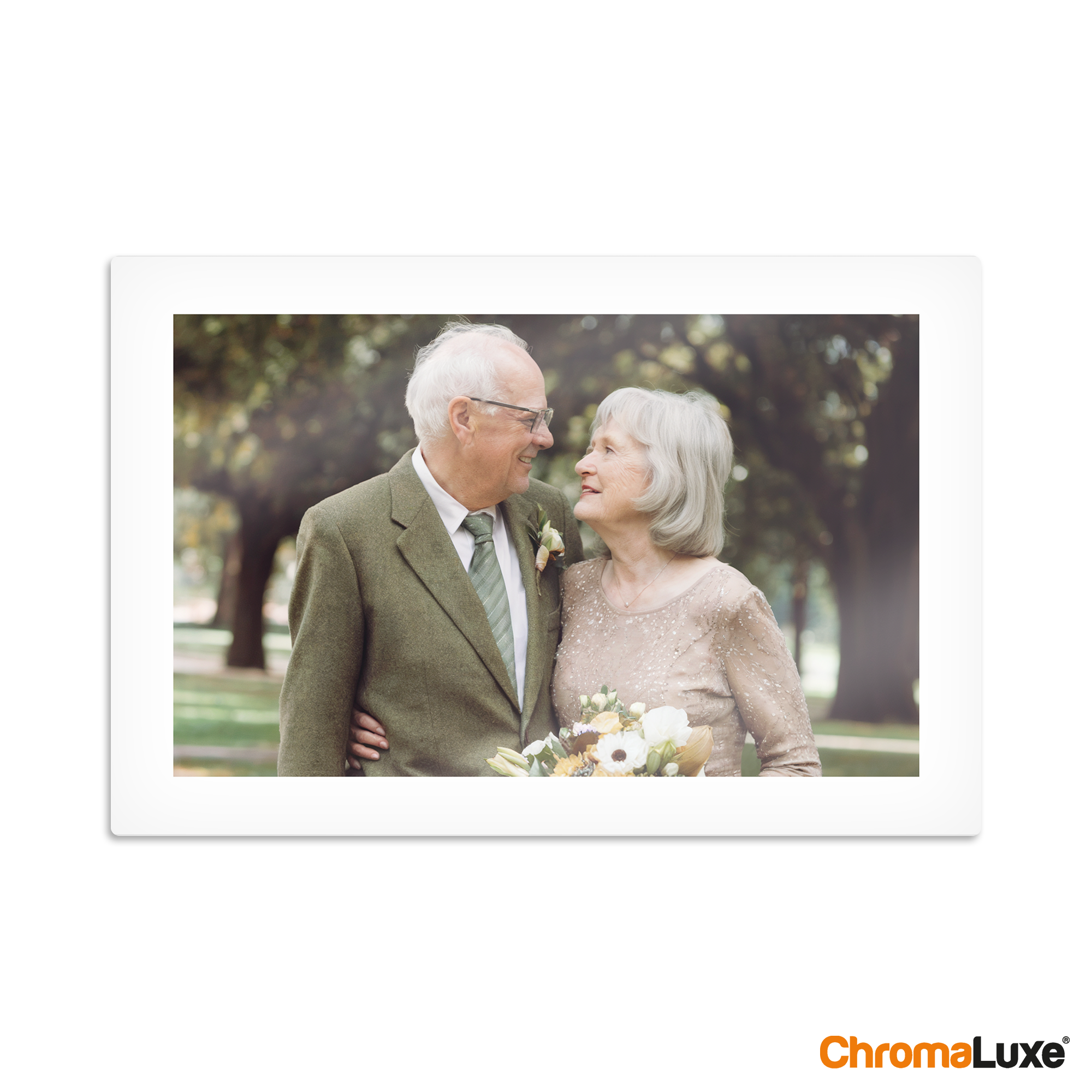 ChromaLuxe aluminium fotopaneel bedrukt met een foto van een ouder echtpaar dat lachend kijkt