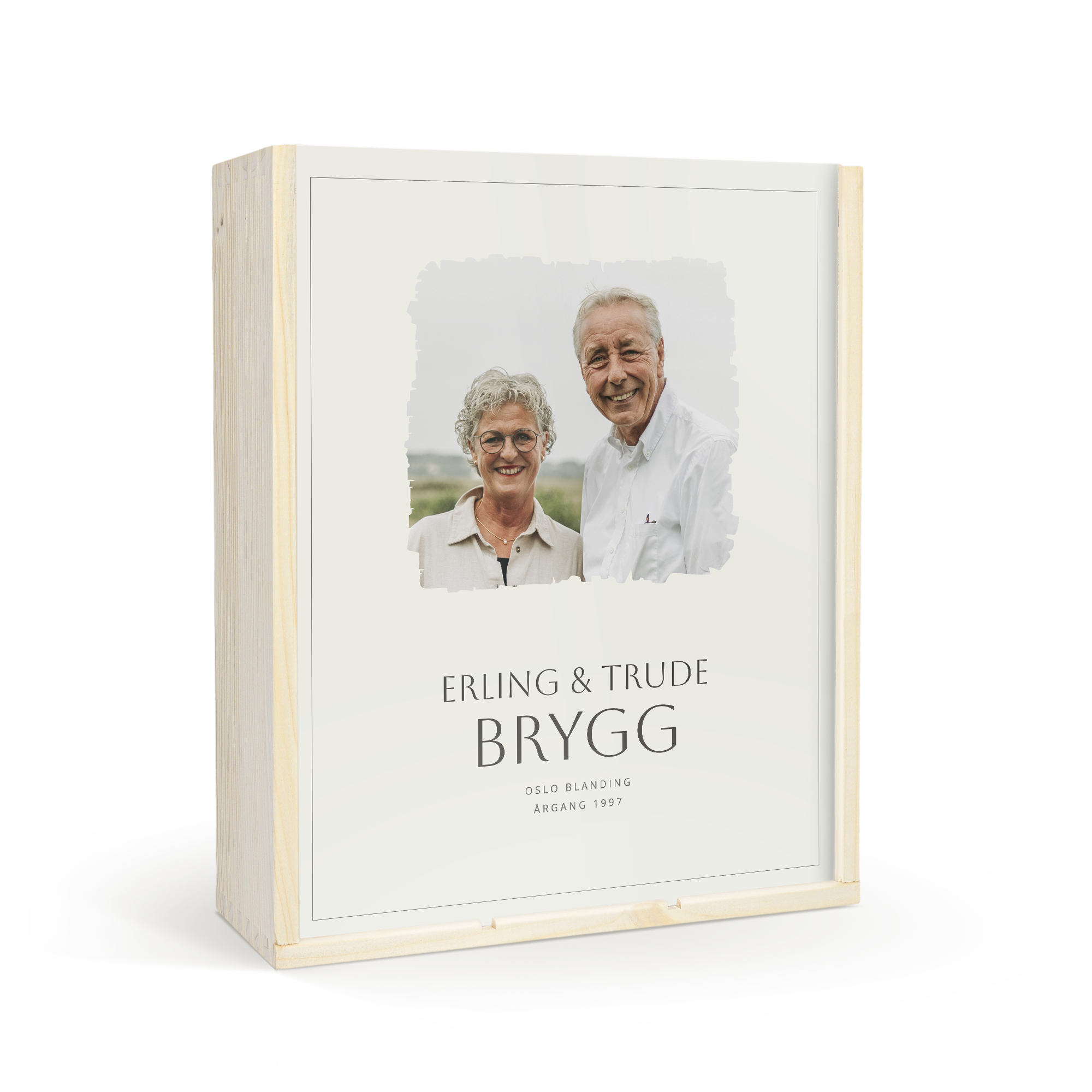 Vinkasse i tre, trykt med et bilde av et par, navnene Erling & Trude, samt teksten Brygg, Oslo Blanding, Årgang 1997.