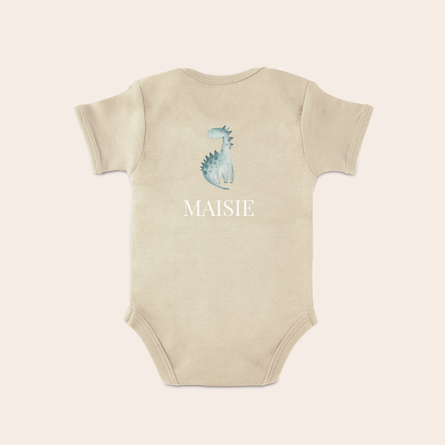 Vauvan bodysuit Valkoinen vauvan potkupuku, jossa on painettu vaaleansininen dinosaurus ja teksti Maisie