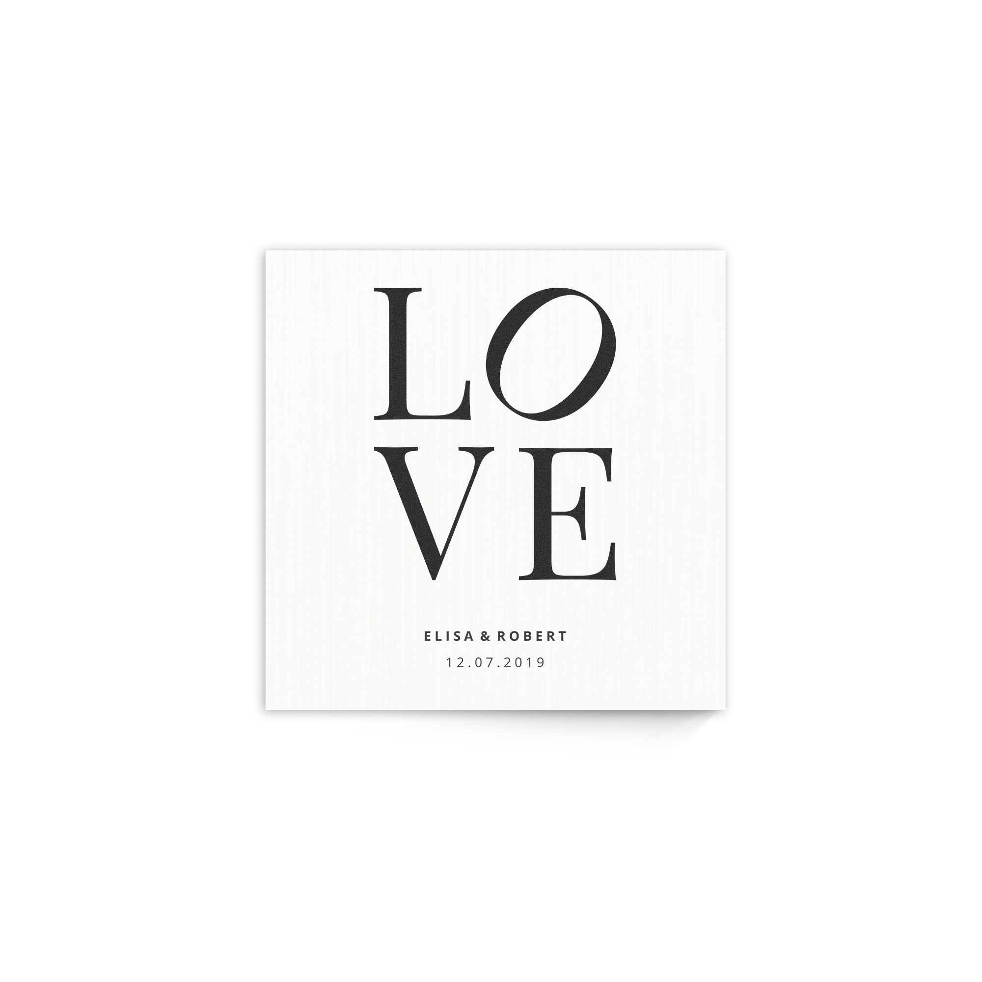 Witte fotopaneel met de tekst LOVE, namen Elisa & Robert en datum 12.07.2019, gedrukt op hout.