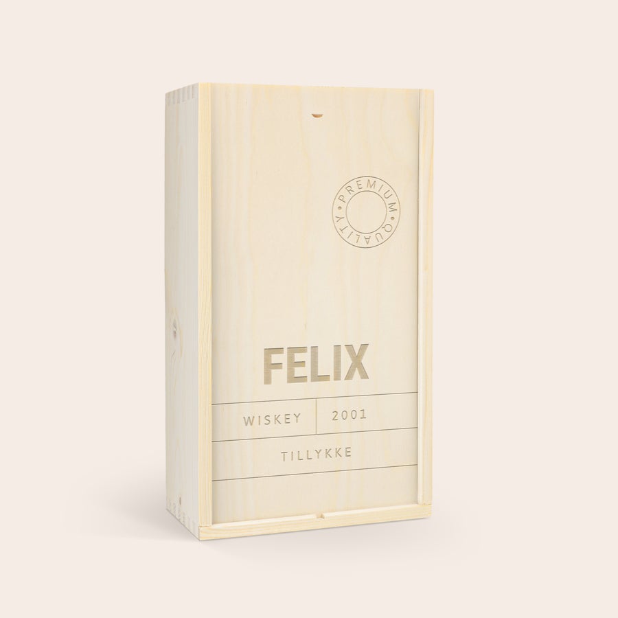 Whiskey i personlig trækasse - Jack Daniels Gentleman Jack Bourbon Trææske indgraveret med navn FELIX, årstal 2001, ordene WISKEY og TILLYKKE. Overrask dem du holder af med en personlig trææske.