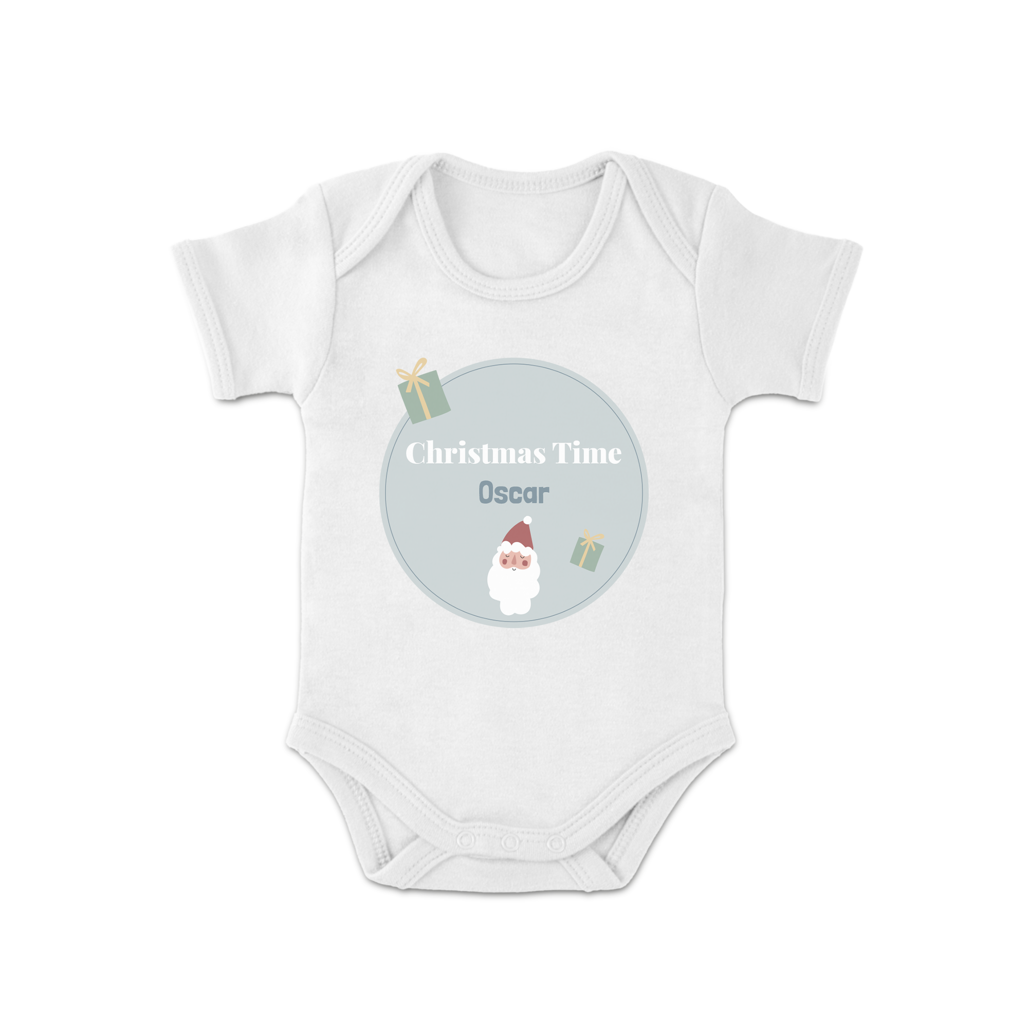Body blanco personalizado con "Christmas Time" y el nombre "Oscar", diseño de Papá Noel y regalos, ideal para la primera Navidad de tu bebé.