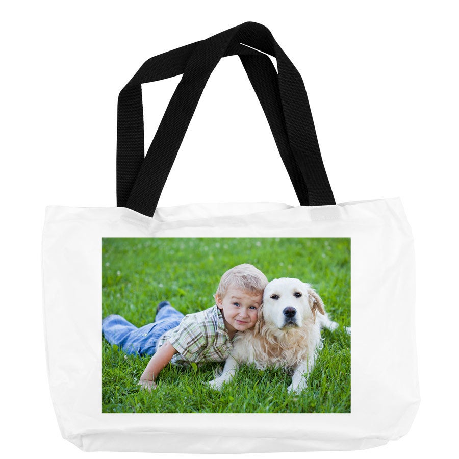 Sacola de compras personalizada branca com uma foto impressa de um menino com um cachorro golden retriever na grama.
