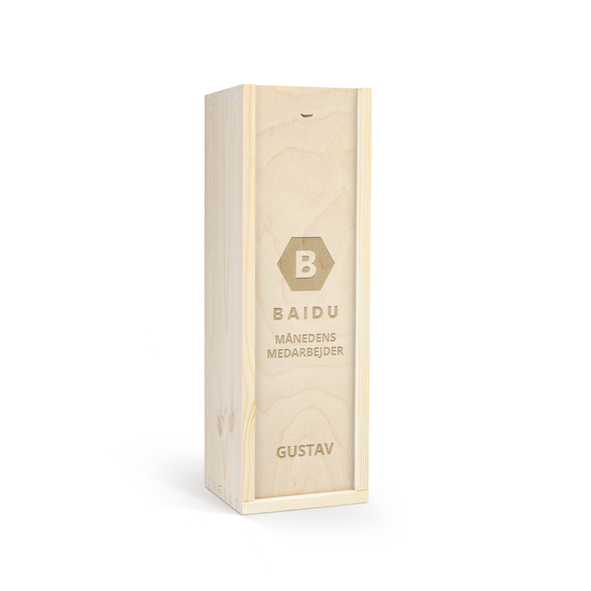 Personlig vin trækasse i lyst fyrretræ med graveret logo design og teksten Månedens Medarbejder og Gustav
