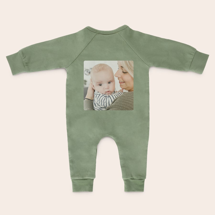 Boxpakje bedrukken Olijfgroen boxpakje met lange mouwen, gepersonaliseerd met een foto van een baby en moeder, heerlijk trappelen gegarandeerd.