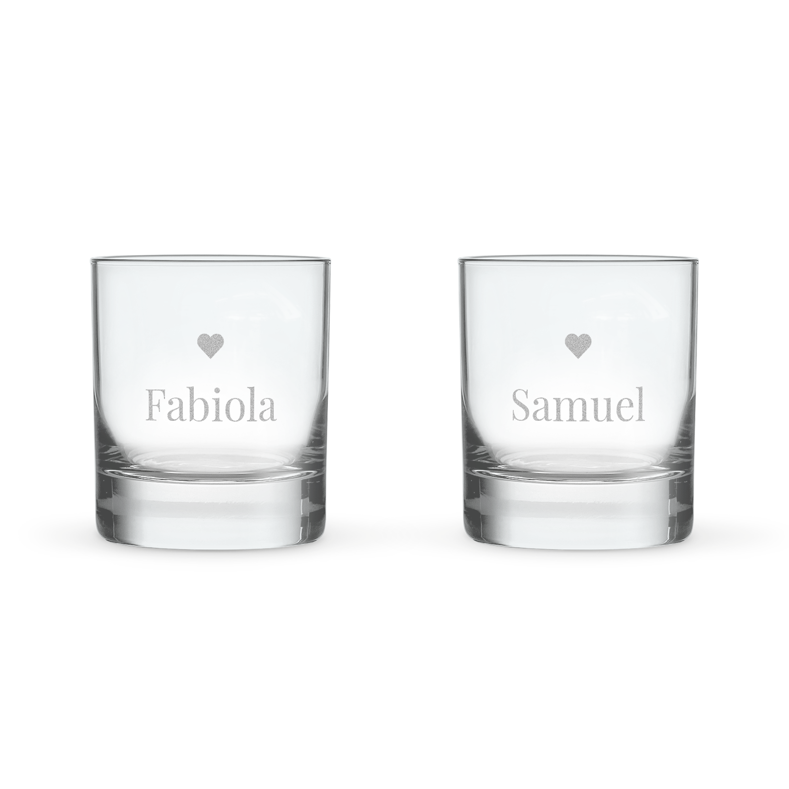 Dos vasos para licor grabados con los nombres "Fabiola" y "Samuel", cada uno con un corazón.