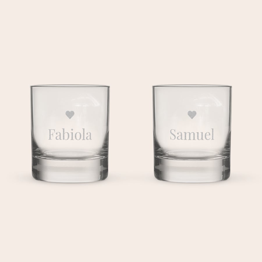 Whisky glas To stilfulde whiskyglas indgraveret med navnene Fabiola og Samuel samt et lille hjerte.