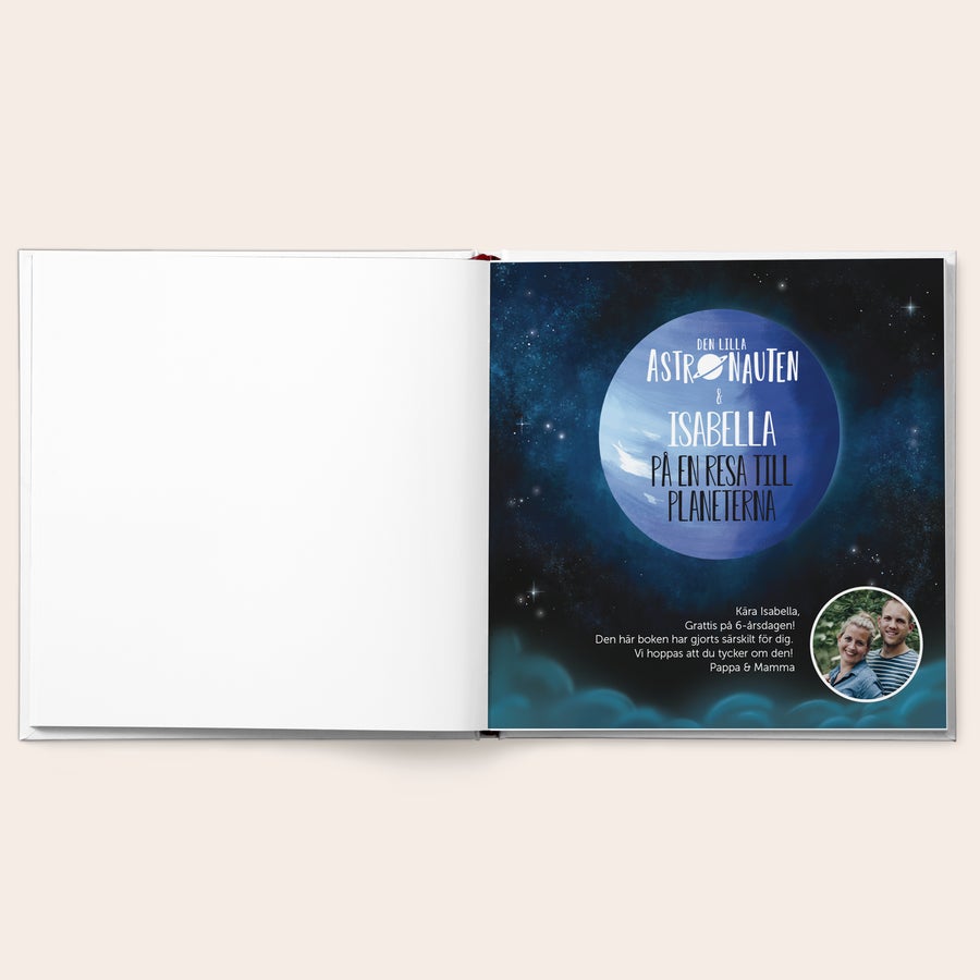 Personlig bok - Den lilla astronauten Bok med namn - Den lilla astronauten & Namn på en resa till planeterna – Hardcover, anpassad med "Isabella" och en personlig hälsning, samt ett tryckt foto.