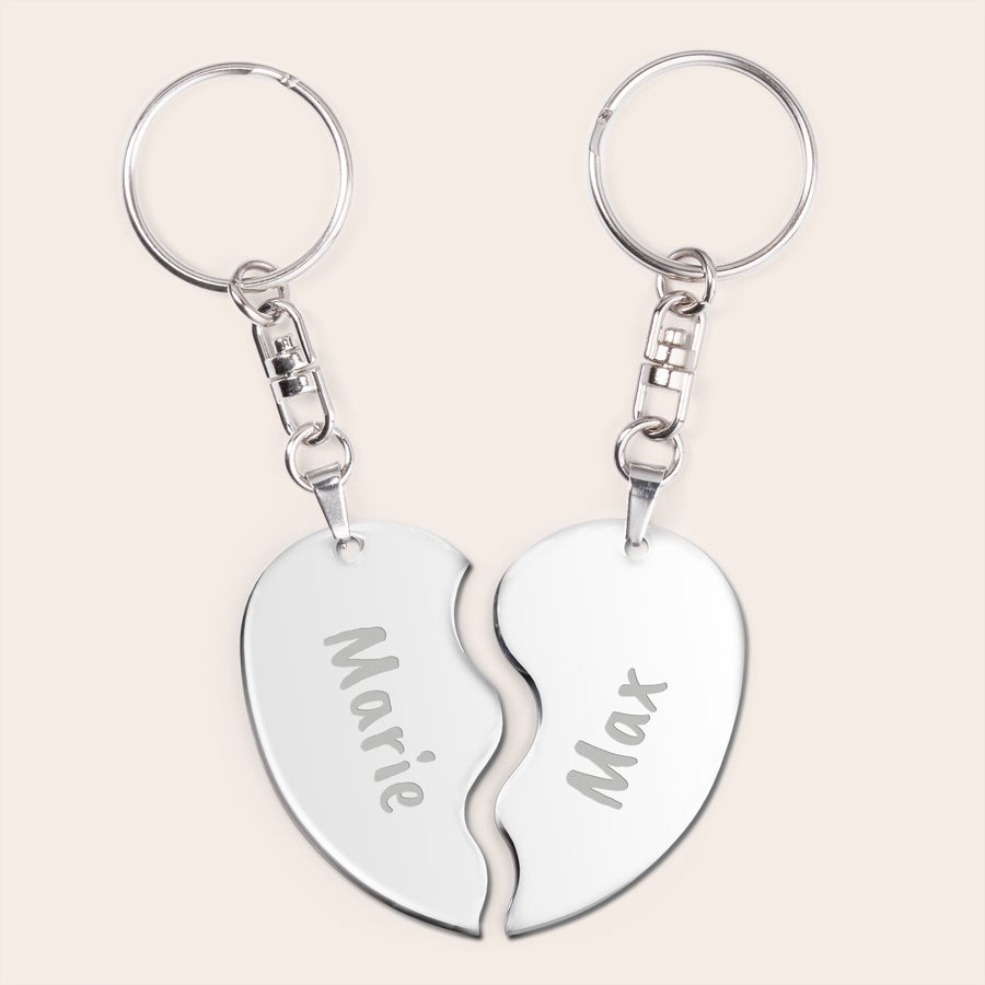 Porta-chaves - Meio Coração Porta-chaves personalizado de coração duplo em metal, gravado com os nomes Marie e Max para surpreender a sua cara metade