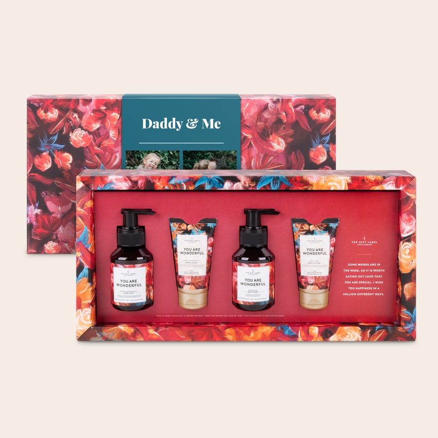 Personalizowany zestaw The Gift Label Zestaw podarunkowy wellness You are Wonderful w spersonalizowanym pudełku z dwoma zdjęciami i tekstem Daddy & Me, z nadrukiem kwiatów