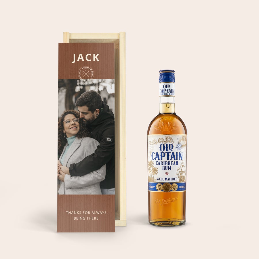 Personalizowany rum Old Captain Unikatowy rum Old Captain w drewnianej skrzynce z nadrukowaną personalizacją zawierającą zdjęcie, imię JACK i napis THANKS FOR ALWAYS BEING THERE