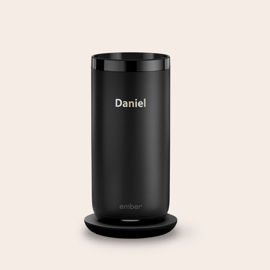 Ember Smart Control Mug Musta lämpötilansäätö-muki kaiverrettuna nimellä Daniel. Nauti jokaisesta kulauksesta henkilökohtaisella Ember Control Tumblerilla!