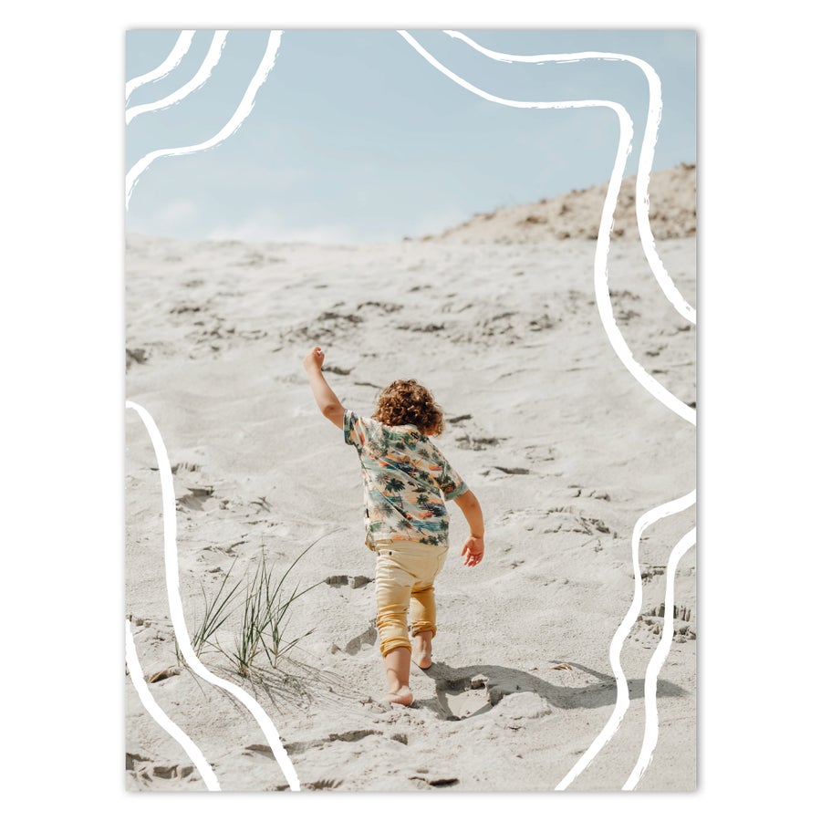 Personlig fotoposter med tryckt bild av ett barn på en strand, för att föreviga dina finaste minnen.