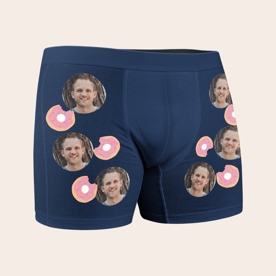 Boxerky s fotografií Tmavě modré boxerky personalizované s fotkou usmívajícího se muže a růžovými koblihami, potištěné.