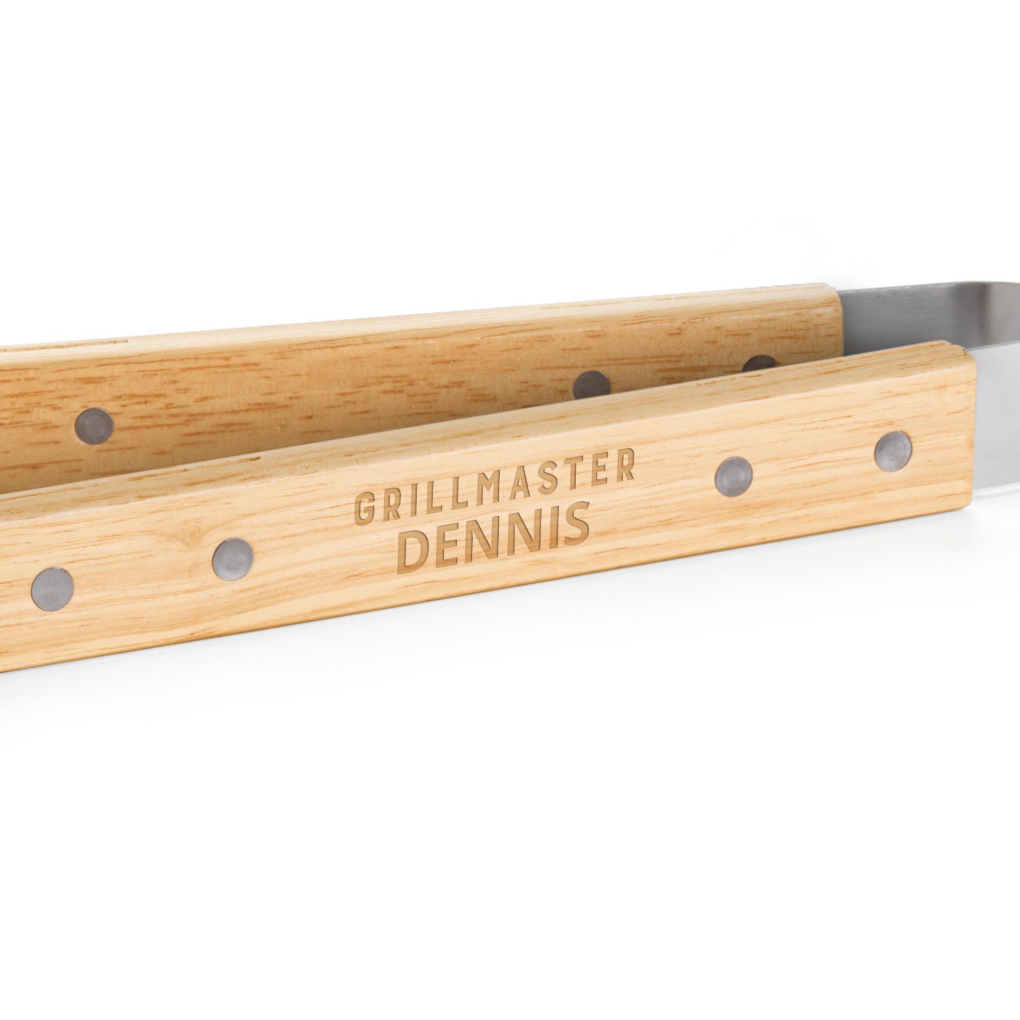 Houten grilltang, gepersonaliseerd met de naam "GRILLMASTER DENNIS", om een barbecueliefhebber te verrassen.