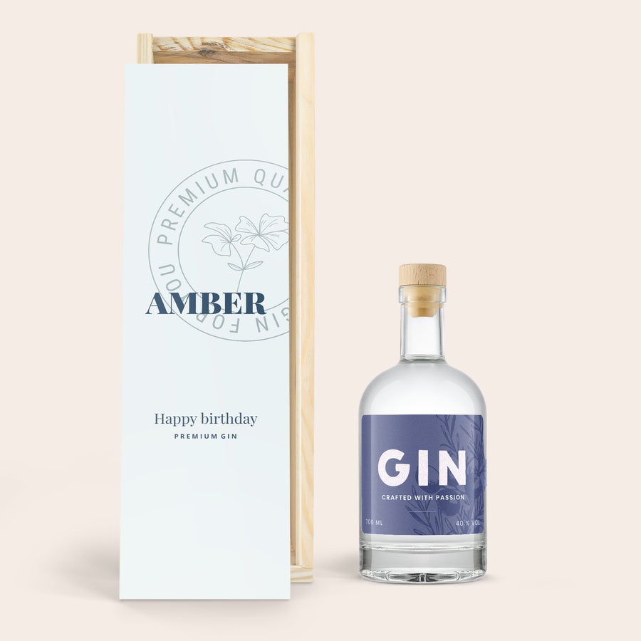 YourSurprise gin Személyre szabott üveg gin gravírozott fadobozban, "Happy birthday AMBER" felirattal és virágmintával.