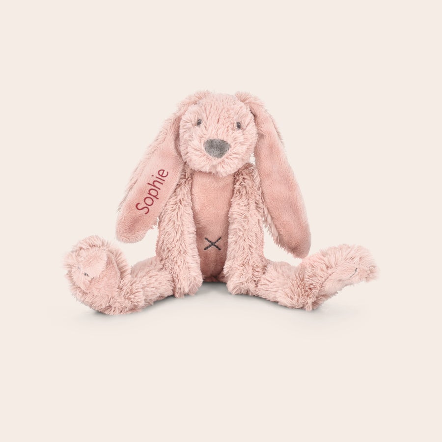 Mackó babáknak Személyre szabott Tiny Rabbit Richie bújós játék rózsaszín színben Sophie névvel hímezve a fülén
