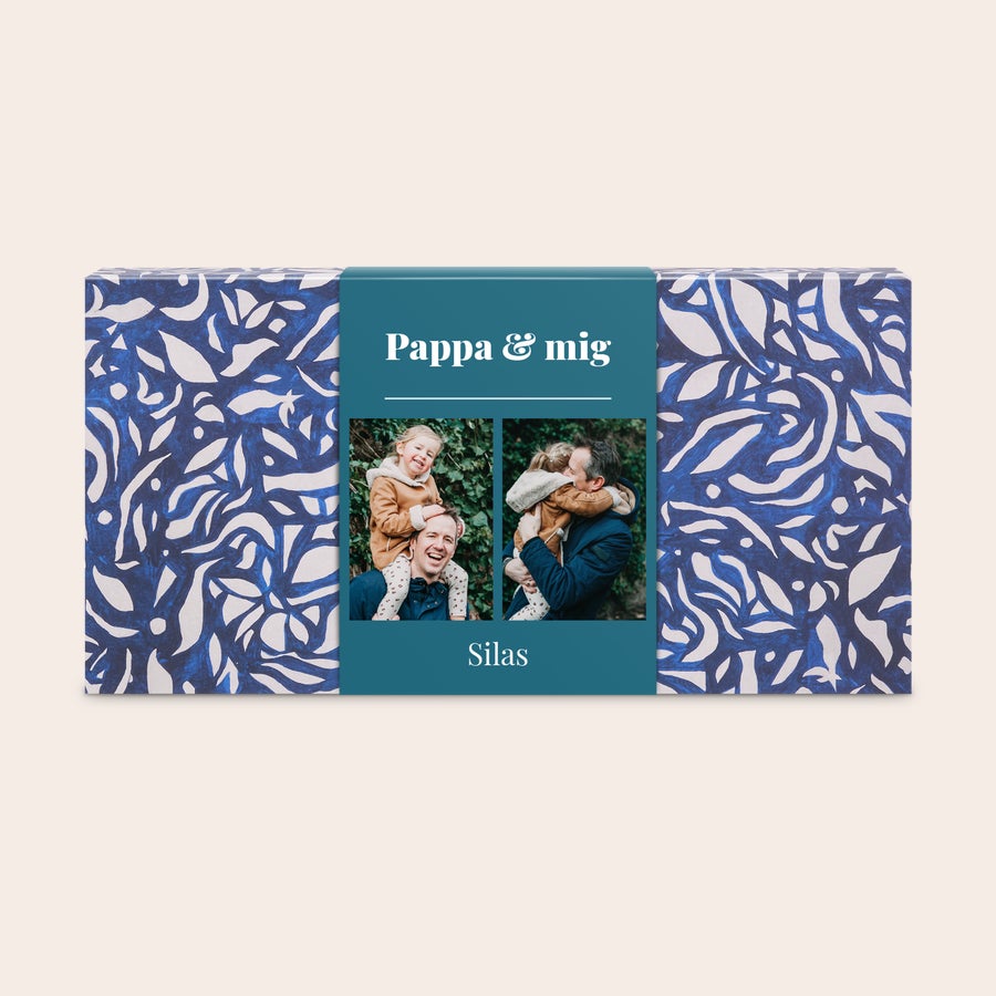 Personligt hudplejesæt - The Gift Label Gaveæske med hudpleje, blåt mønster, personliggjort med fotos og teksten Pappa & mig og Silas. Giv dig selv en ægte spa oplevelse derhjemme med denne hudpleje gaveæske fra The Gift Label.