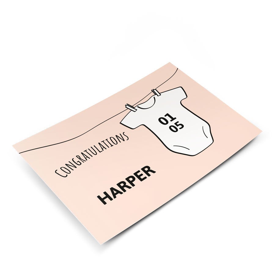 Cartão postal personalizado para surpreender os novos pais, impresso com "Congratulations", nome e roupa de bebê