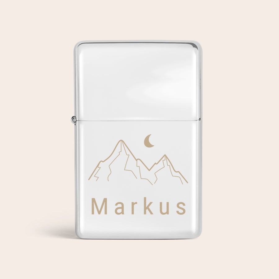 Feuerzeug mit Gravur Silberfarbenes Feuerzeug mit Name Markus und Bergmotiv, graviert mit einer Widmung als Geschenk.