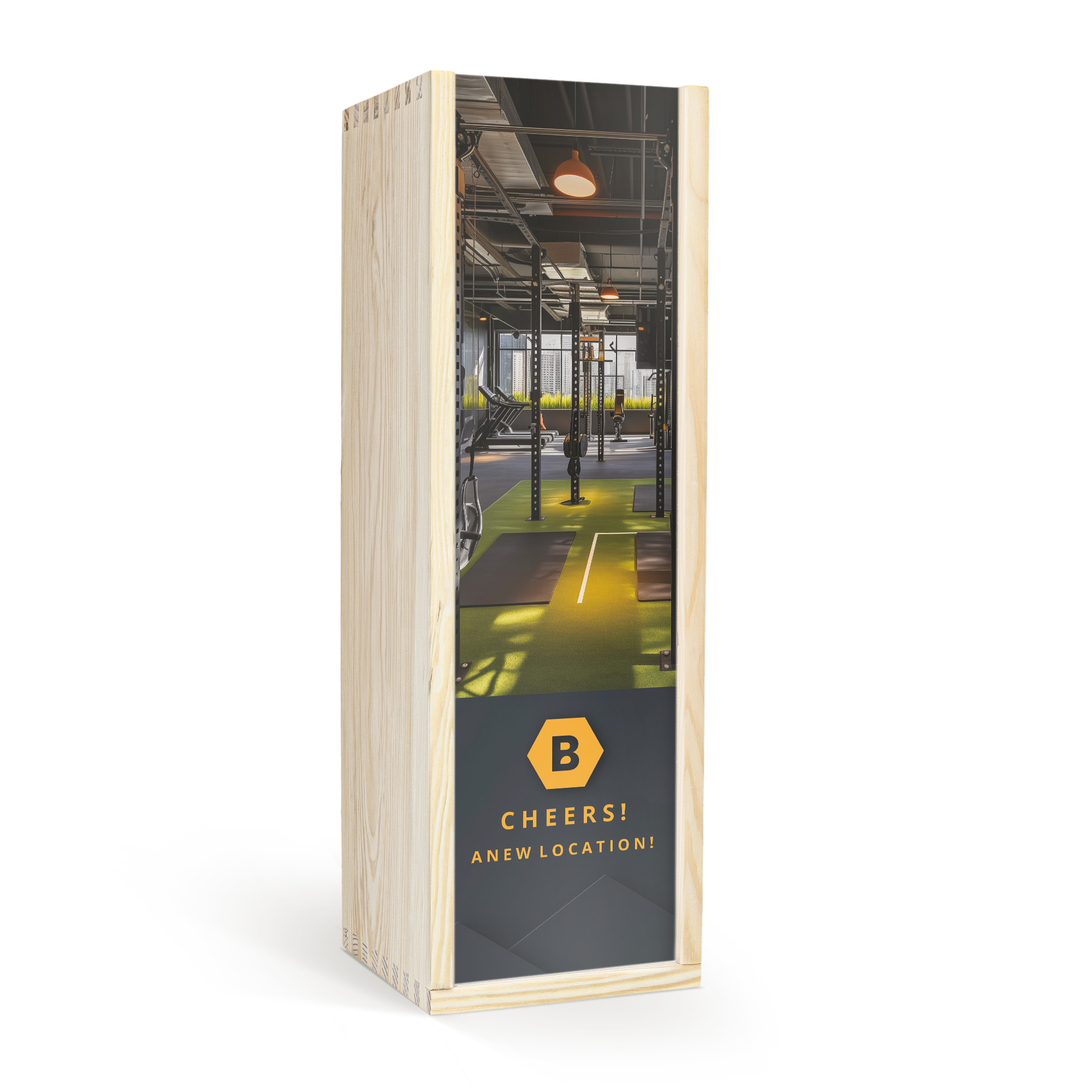 Luxe houten kist met foto bedrukt met fitnessruimte, logo B en tekst Cheers A new location, geschikt om een fles champagne in cadeau te doen