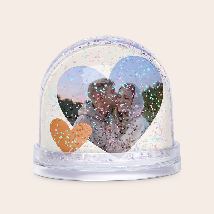 Bola de nieve Bola de nieve personalizado con purpurina, foto de pareja besándose dentro de un corazón y dos corazones impresos.