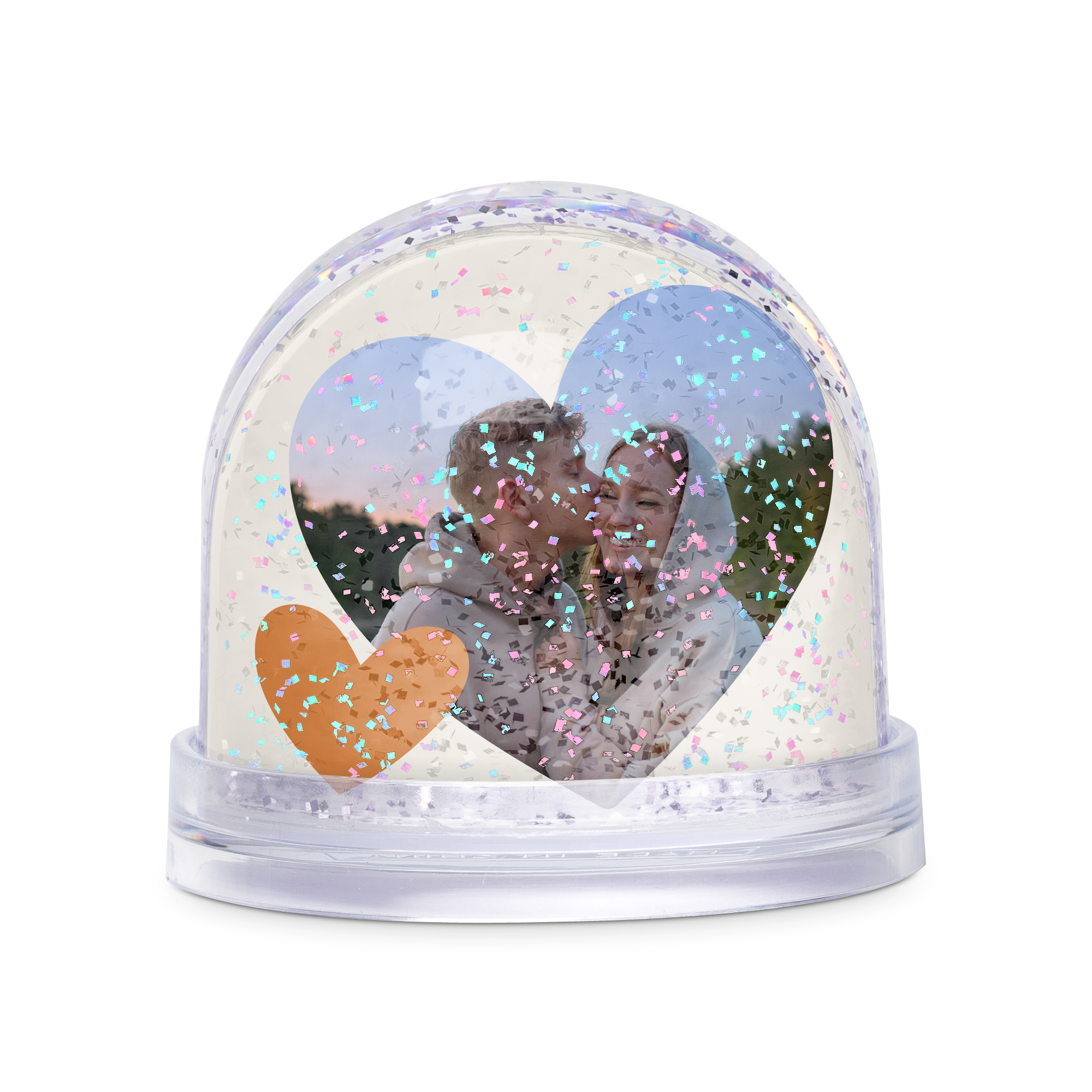 Personalisierte Schneekugel mit Foto eines Paares im Herz-Design, gefüllt mit rosa und blauen Glitzerherzen
