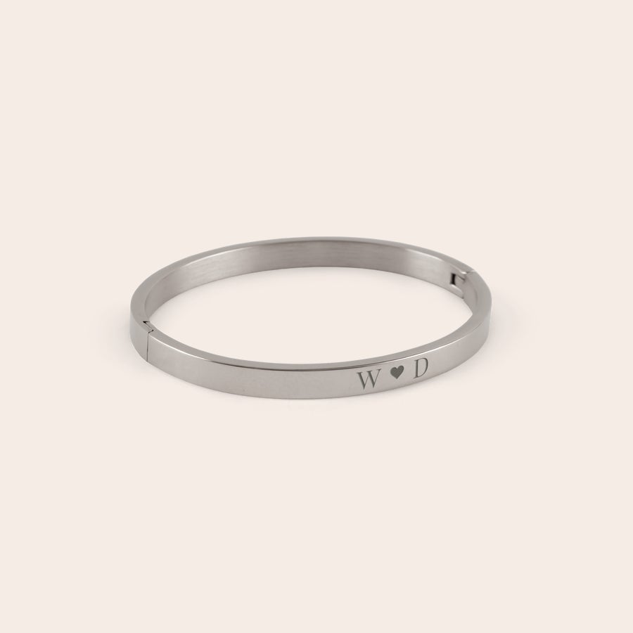 Bracciale piatto personalizzato Braccialetto bangle piatto color argento inciso con iniziali WD e un cuore. Sorprendi i tuoi cari con un braccialetto bangle.