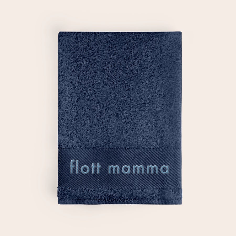 Håndkle med tekst Marineblått håndkle brodert med teksten "flott mamma".