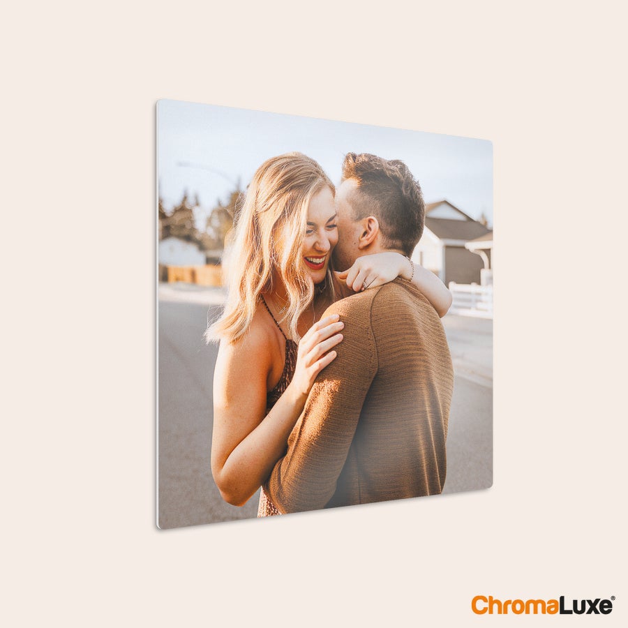 Collage Aluminium Instagram fotokollasje med et trykt bilde av et par som omfavner hverandre.