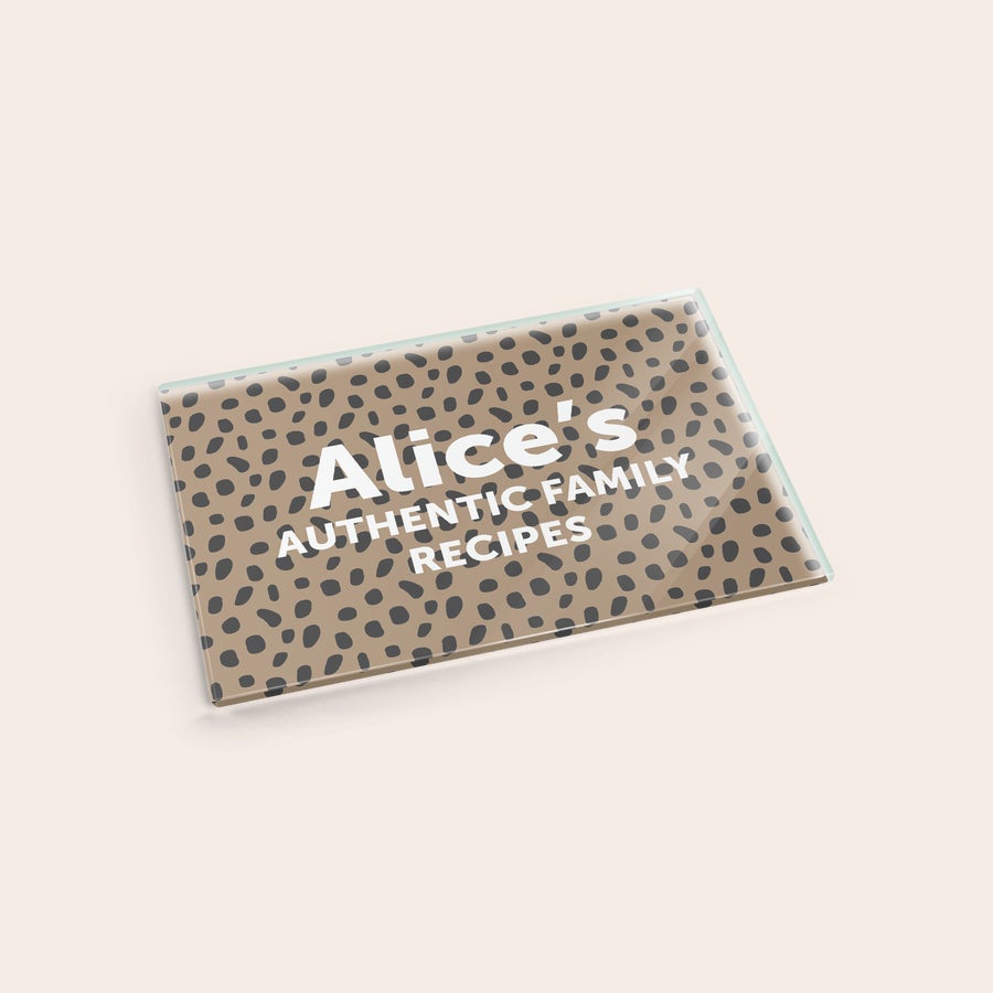Tocător personalizat sticla Masa de tocat din sticlă personalizată cu nume Alice și text Authentic Family Recipes, imprimată cu o fotografie tip leopard.