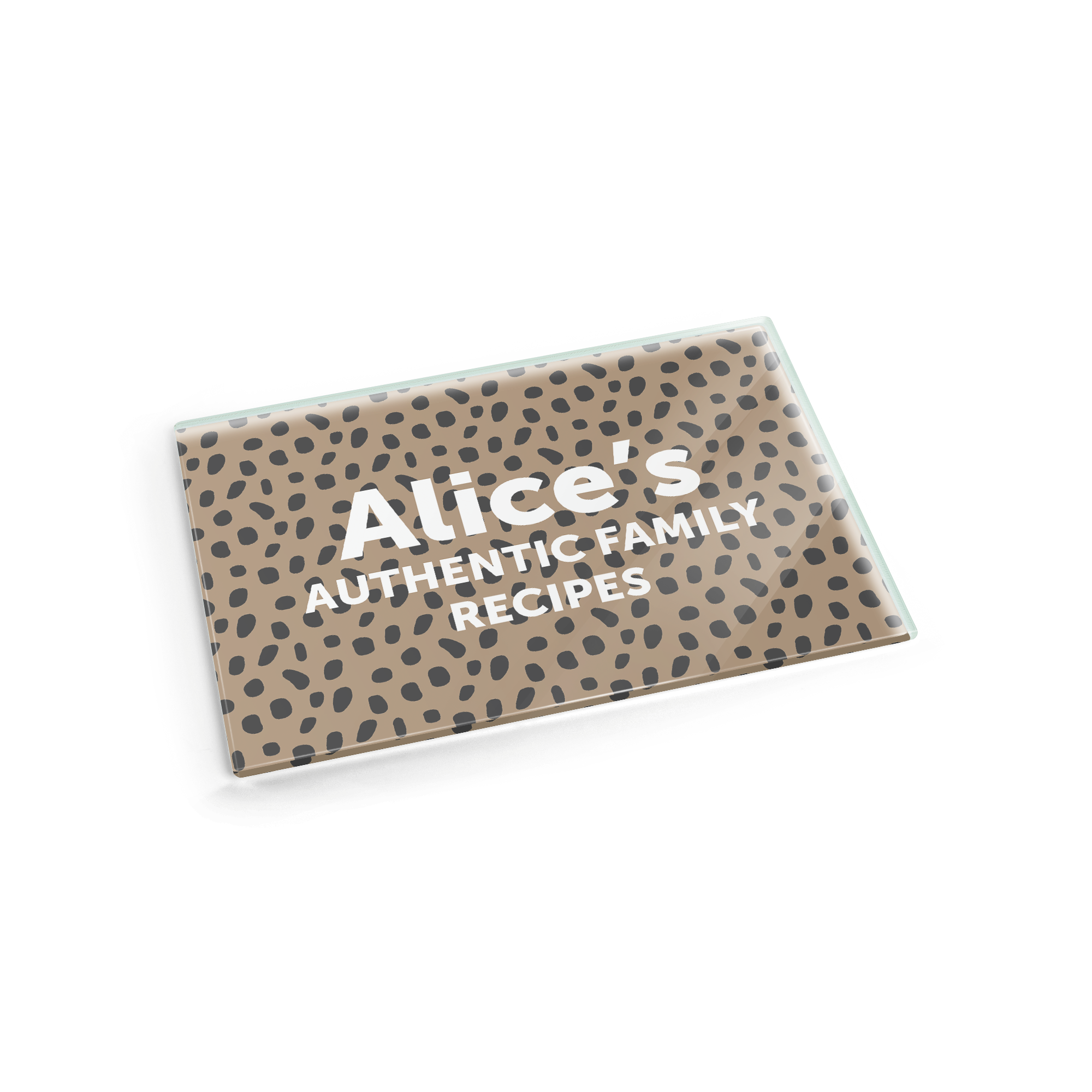 Tabla de cortar personalizada de cristal con estampado de leopardo y el texto Alice's Authentic Family Recipes impreso.