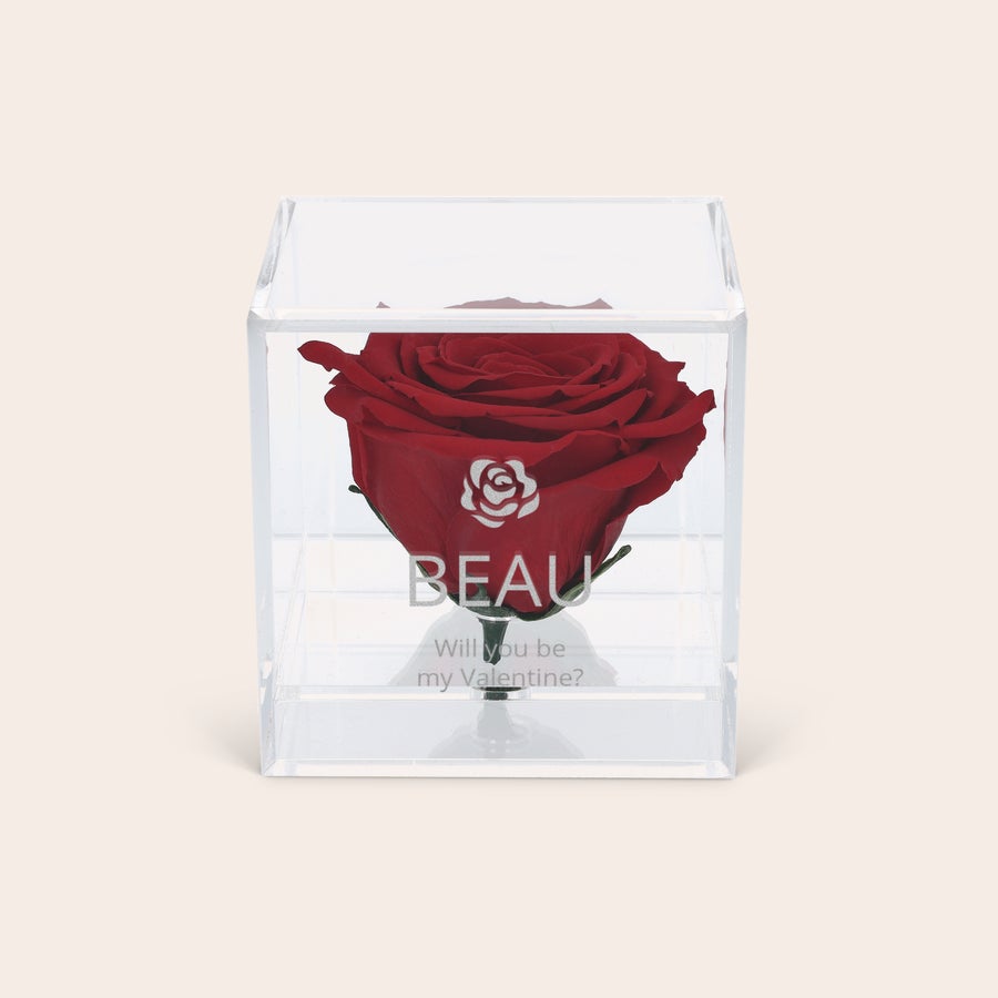 Örök rózsa gravírozott plexi tokban Örök rózsa piros színben, átlátszó tokban, "BEAU" névvel és "Will you be my Valentine?" üzenettel gravírozva
