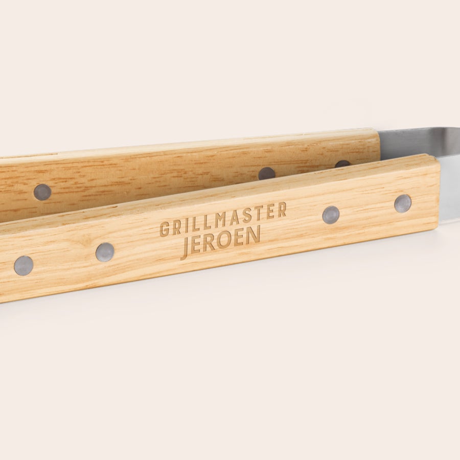 Utensili da BBQ personalizzati Pinze da barbecue in legno personalizzate, incise con la scritta "Grillmaster Jeroen" sul manico di legno chiaro