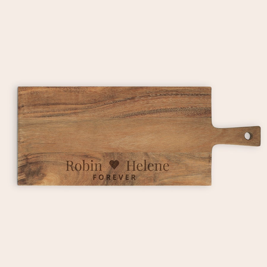 Personlig serveringsbrett i tre Unikt serveringsfat i tre, gravert med navnene Robin og Helene samt teksten FOREVER.
