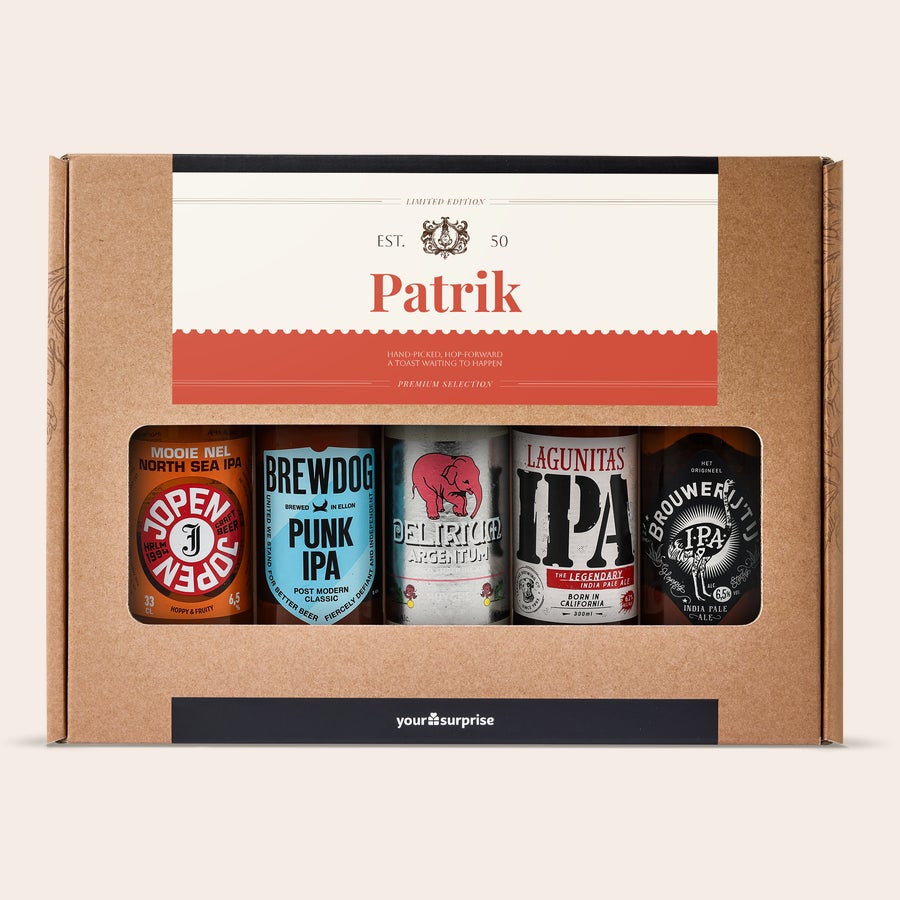 Personliga Öl presentset Ett personligt presentset med mikrobryggeriöl i brun kartong, tryckt med namnet Patrik på en röd etikett, innehåller fem flaskor IPA.